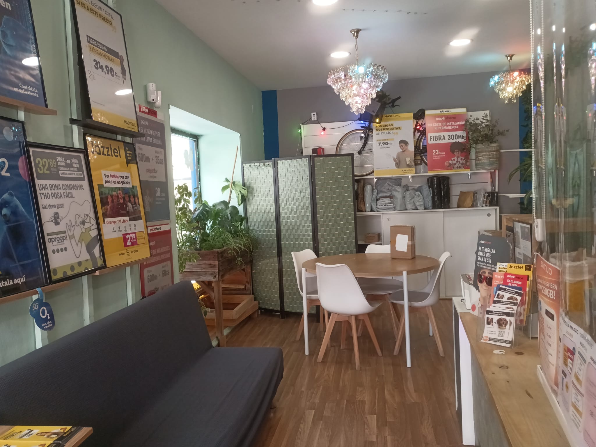 Interior de la tienda Sipinphone en Ribarroja
